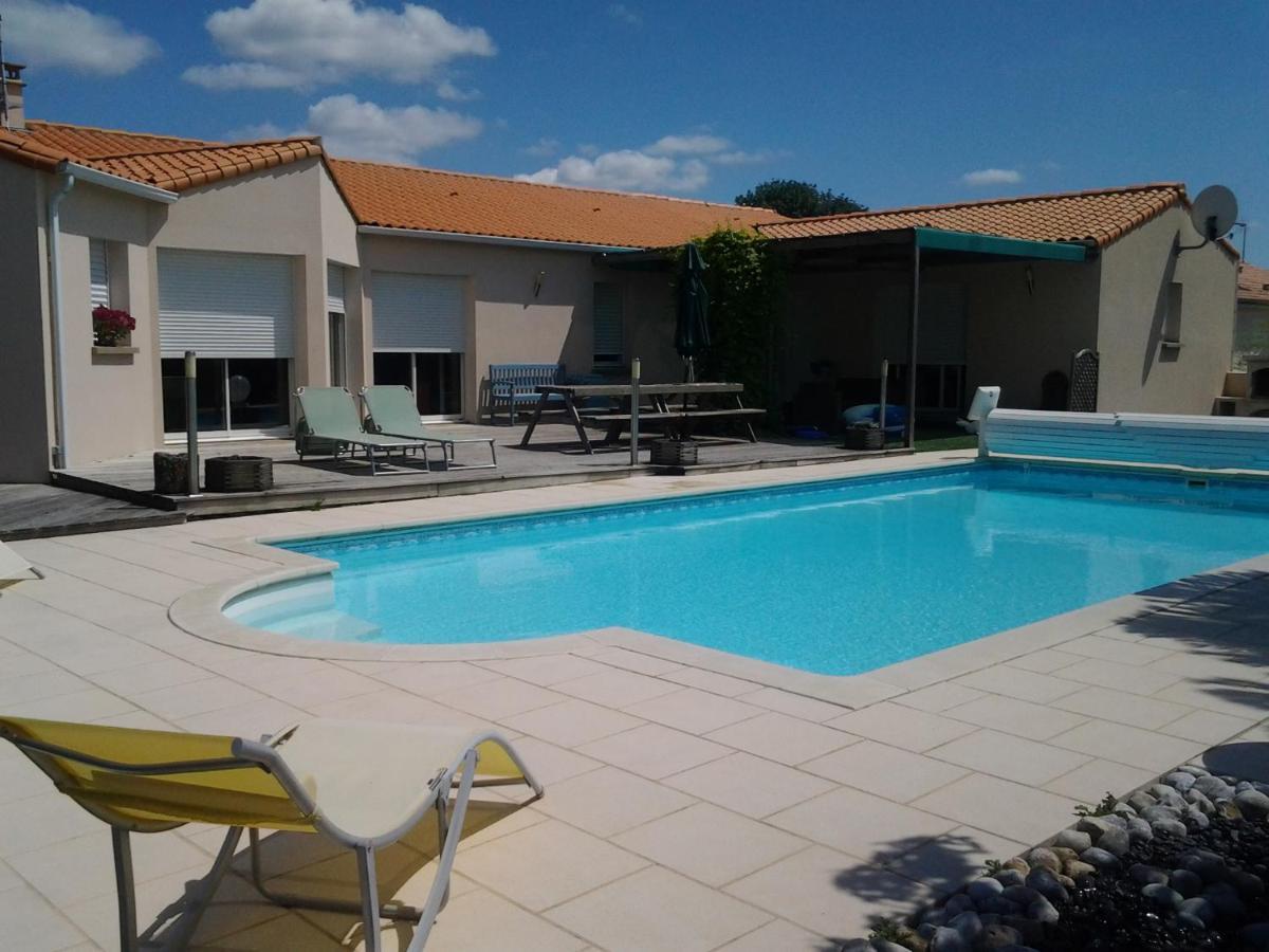 La Chambre Des Amis Parthenay Exterior photo